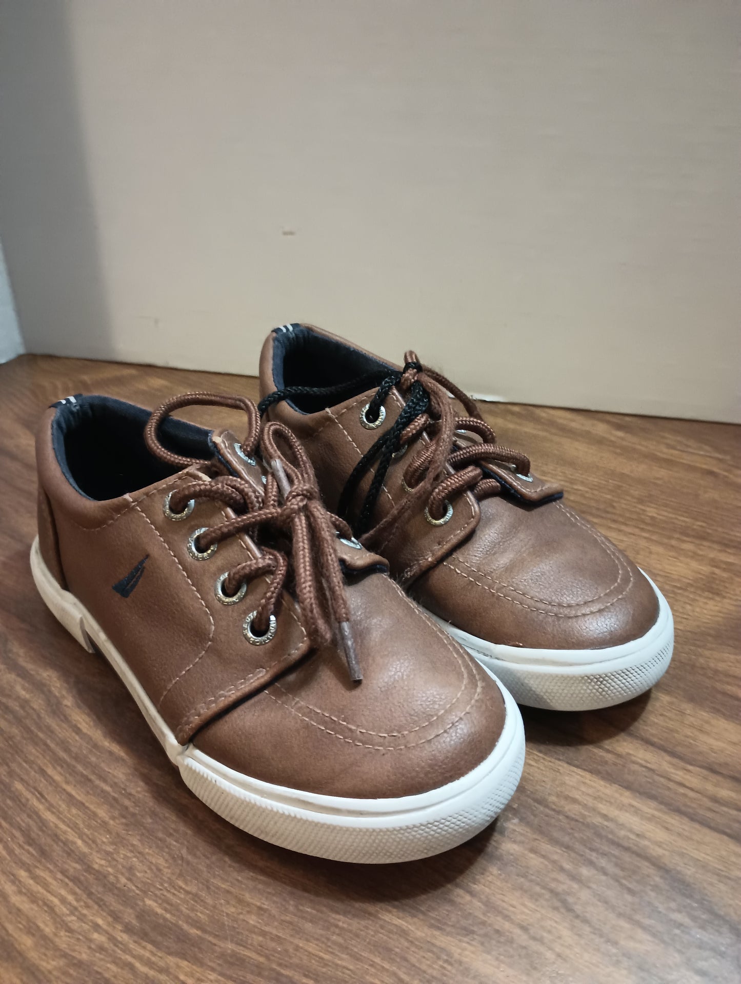 NAUTICA KIDS LACE UP CASUAL SHOE SIZE 10 BROWN