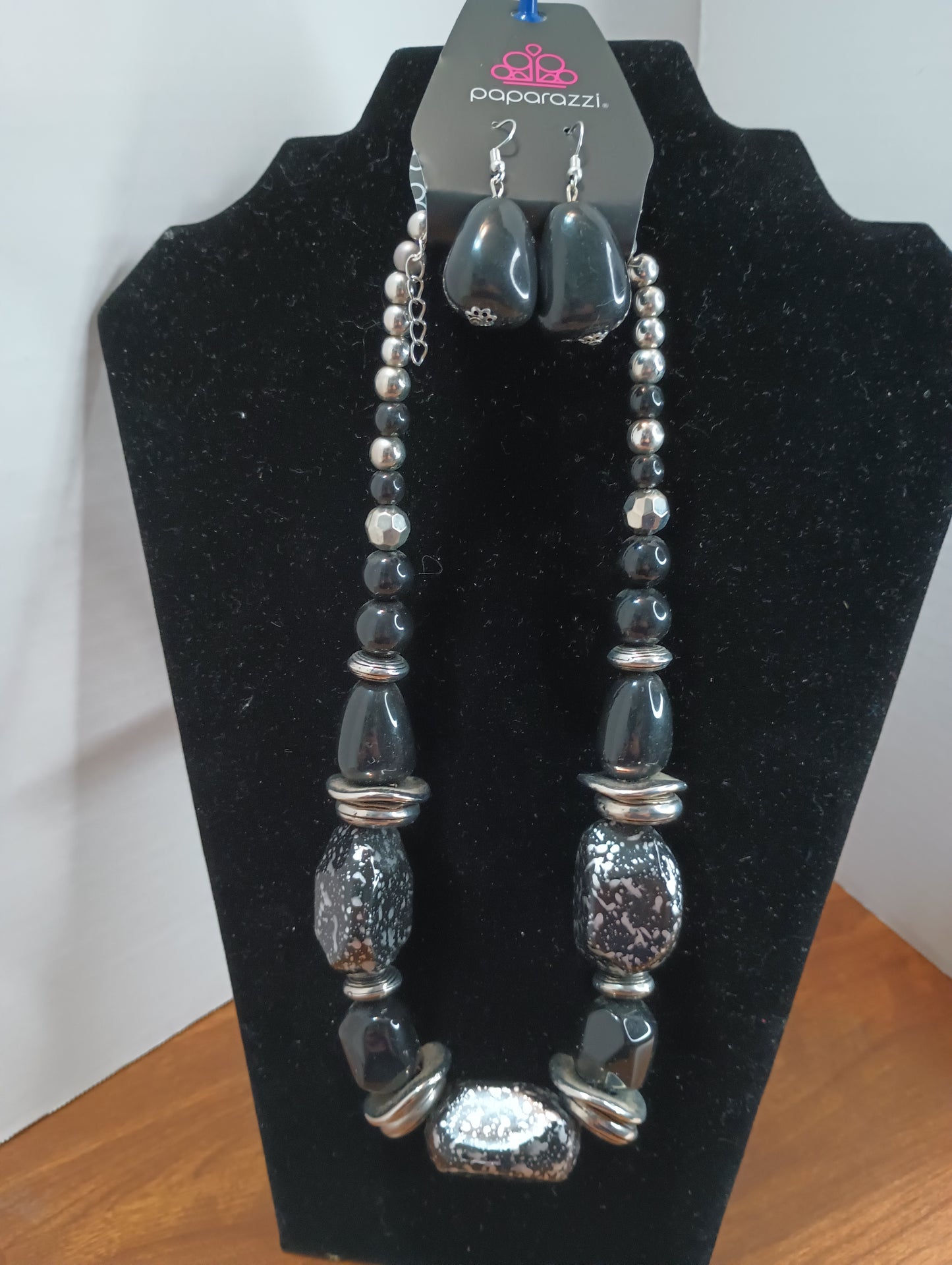 New Paparazzi Costume Jewelry Necklace with Earrings