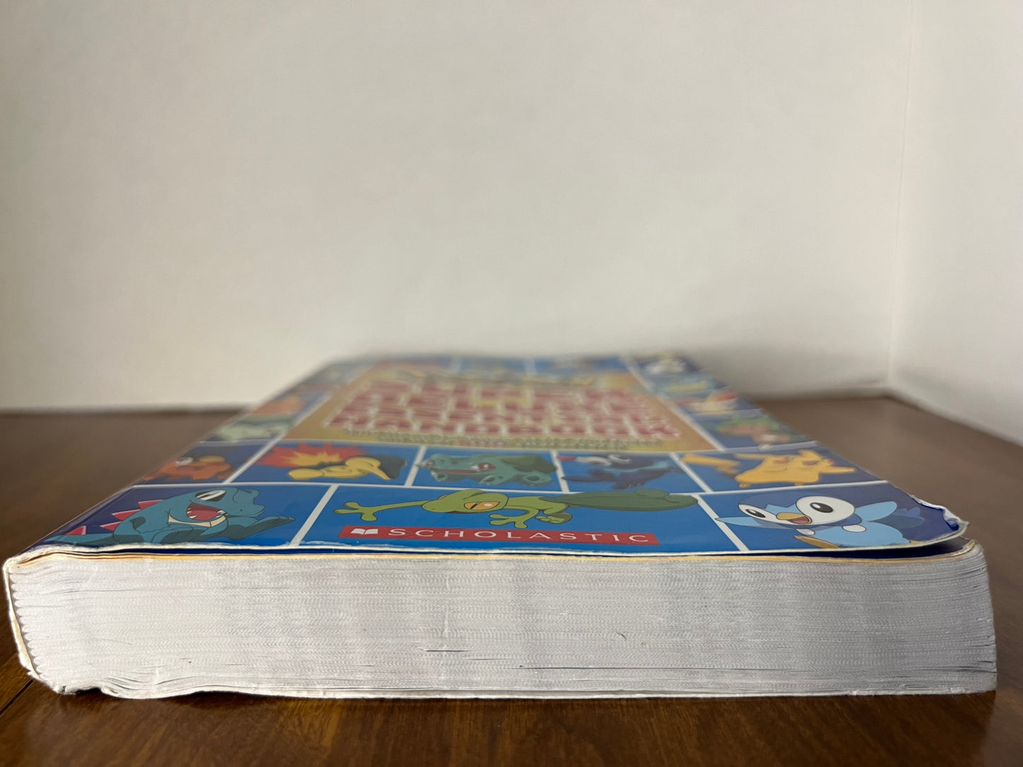 Pokémon Super Deluxe Essential Handbook - 2018 Nintendo