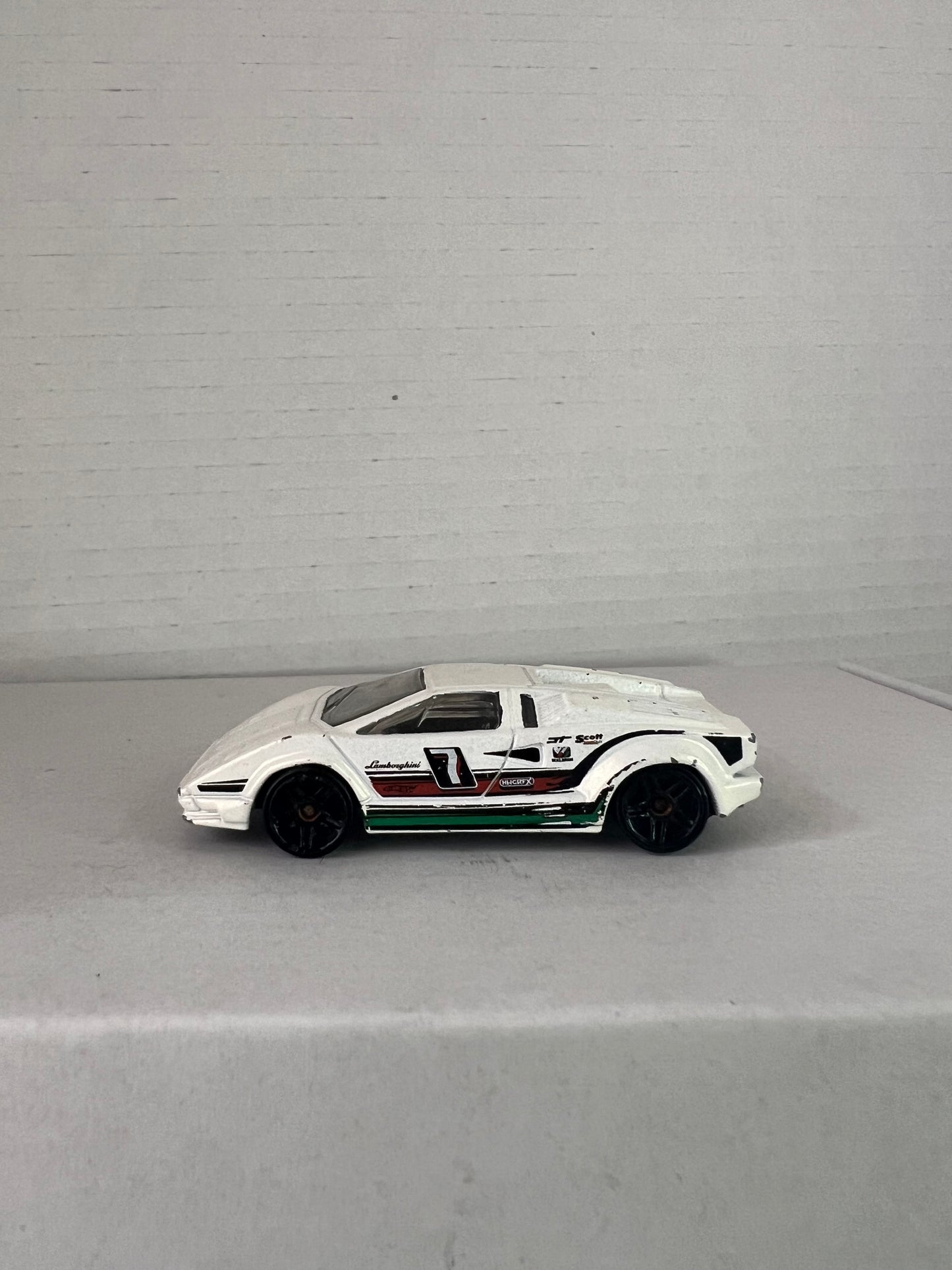 Hot Wheels 25th Anniversary Lamborghini Countach - World Racers (2009) White