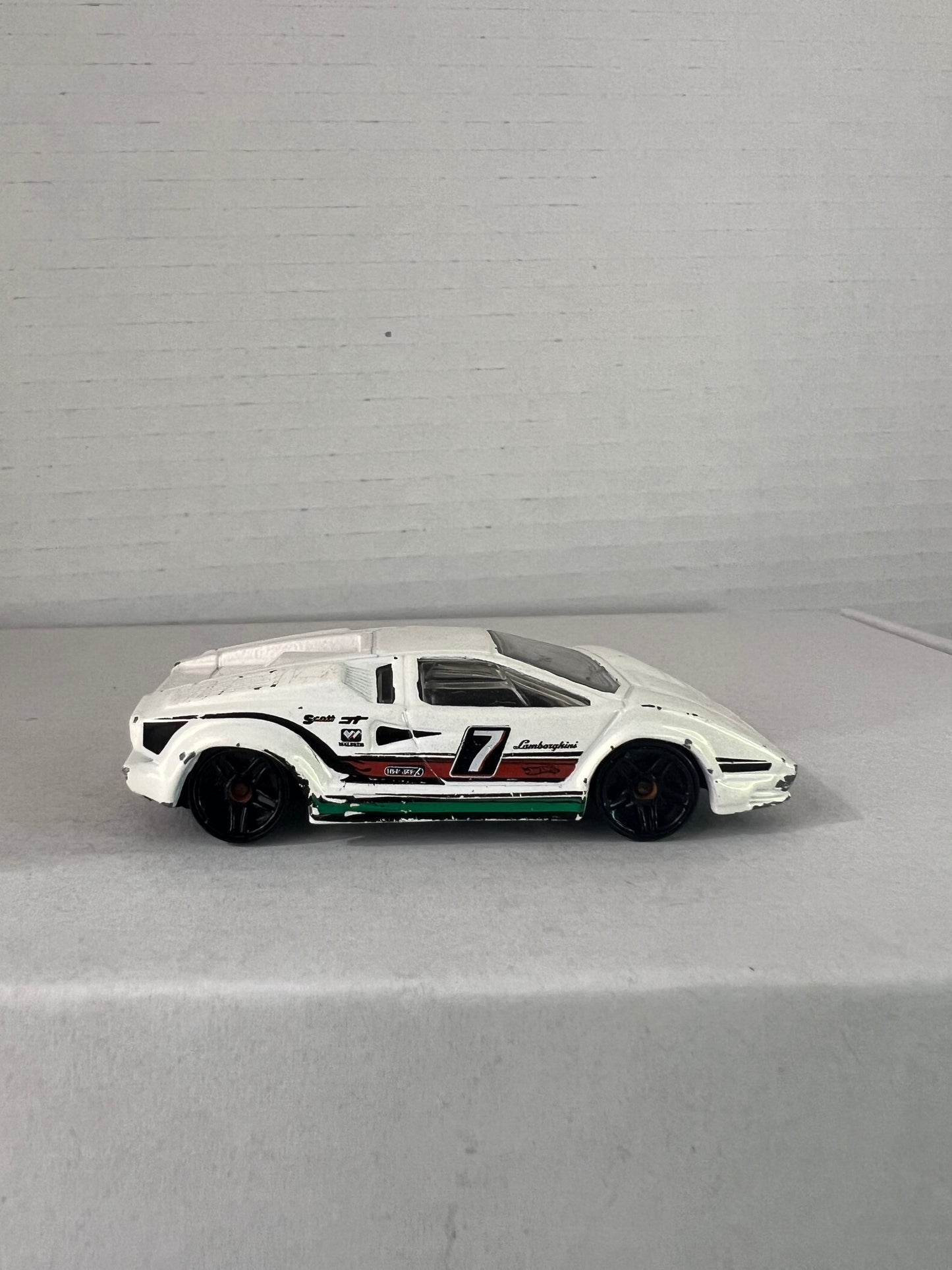 Hot Wheels 25th Anniversary Lamborghini Countach - World Racers (2009) White